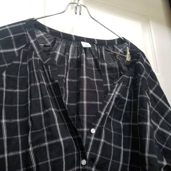 Old Navy Black and white blouse - Picture 2 of 5